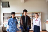 左から寄川歌太、Sano ibuki、木下渓。
