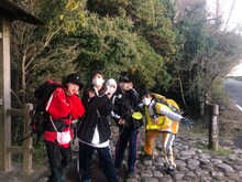 徒歩ツアー中のPIGGS。