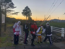 徒歩ツアー中のPIGGS。