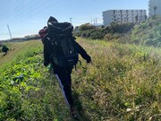 徒歩ツアー中のPIGGS。