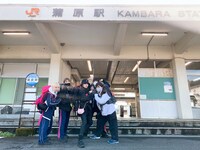 徒歩ツアー中のPIGGS。