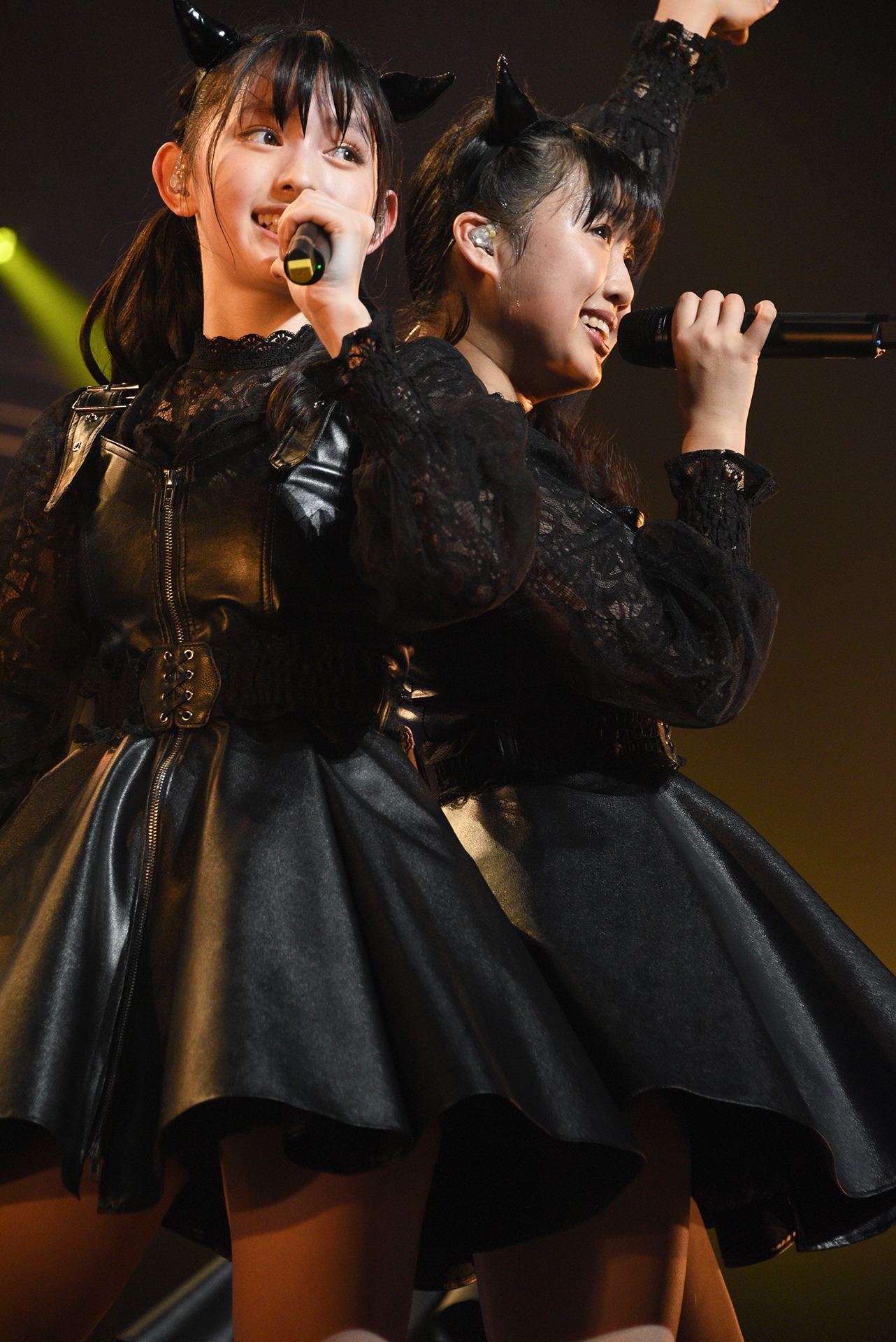 左から菅田愛貴、吉川ひより。