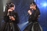 菅田愛貴（左）の持つカメラに向かってセリフを披露する辻野かなみ（右）。