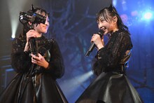 菅田愛貴（左）の持つカメラに向かってセリフを披露する辻野かなみ（右）。