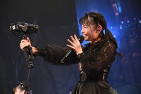 自撮りカメラを持つ菅田愛貴。