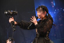 自撮りカメラを持つ菅田愛貴。