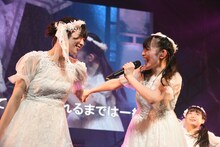 左から小泉遥香、菅田愛貴。