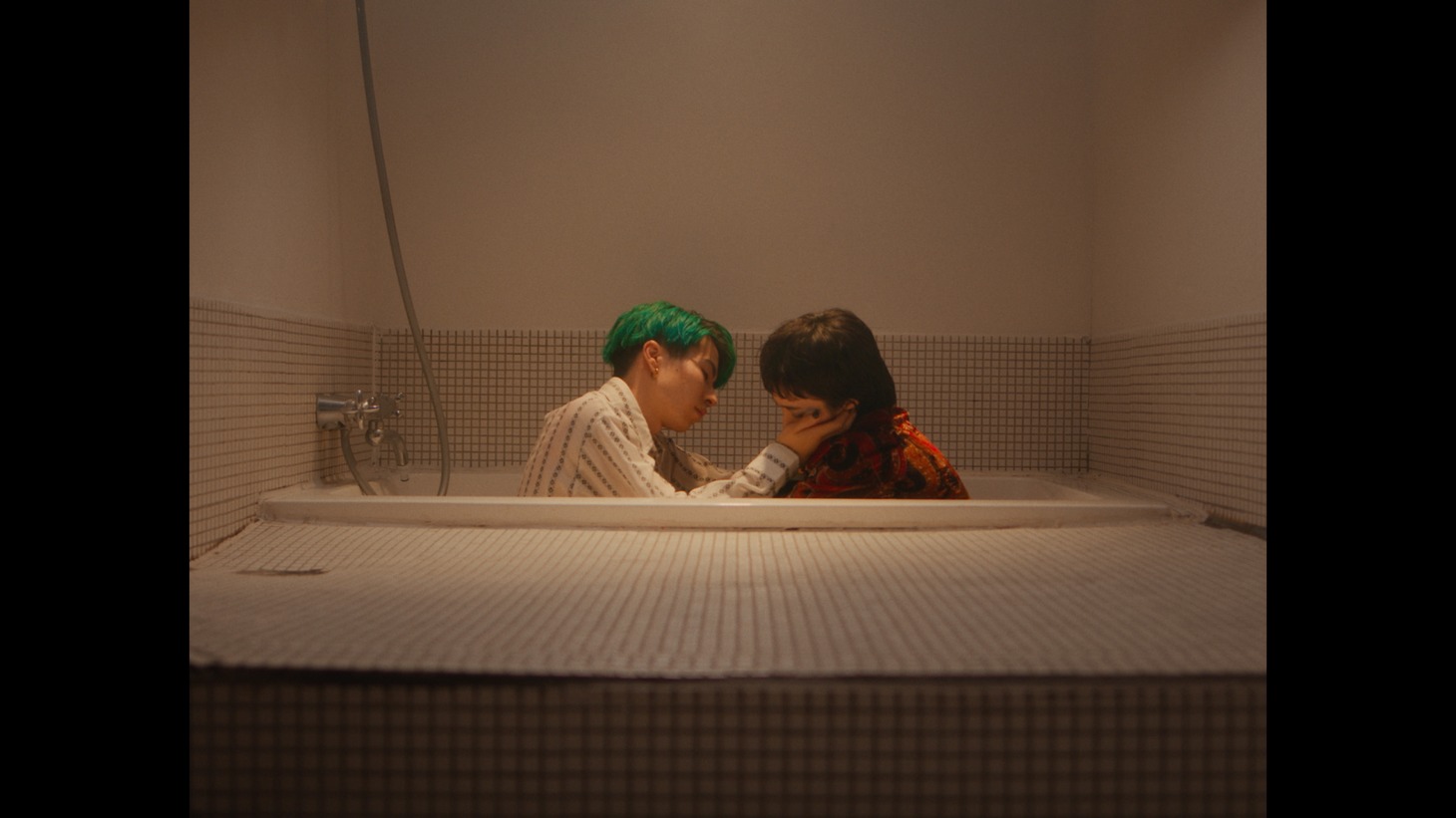 chilldspot「ネオンを消して」ミュージックビデオより。