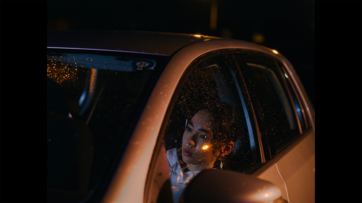 chilldspot「ネオンを消して」ミュージックビデオより。