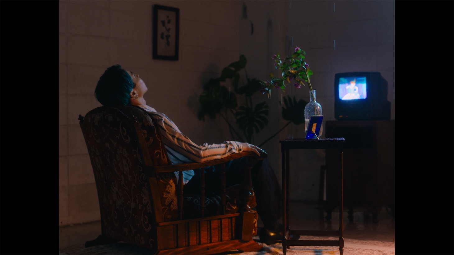 chilldspot「ネオンを消して」ミュージックビデオより。