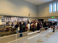 聖飢魔II「ヴィデオ黒ミサ＆生トークツアー『特別給付悪魔』」の会場の様子。