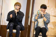 賞品のハンドクリームを受け取ったスカイピース。