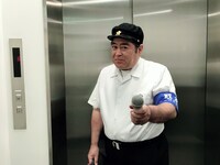 皆川猿時扮する中学生記者・皆川利美。