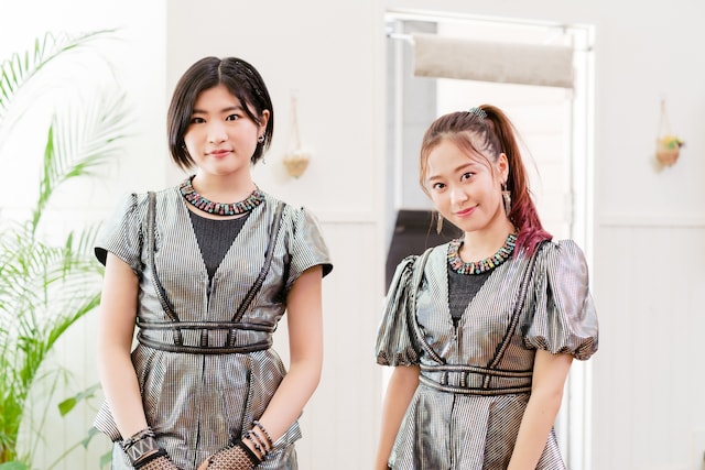 左から加賀楓、小田さくら。