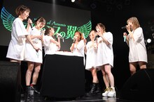 ヘルメス・ミズキの誕生日を祝うアルテミスの翼メンバー。