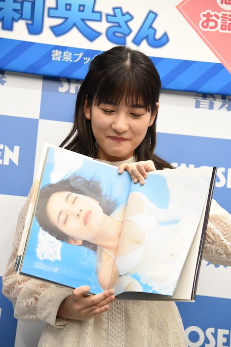 照れながら海で撮影した印象的なカットを紹介する北川莉央（モーニング娘。'20）。