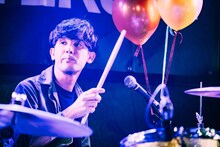 KENSUKE.A（Dr）（Photo by Chiaki Machida）