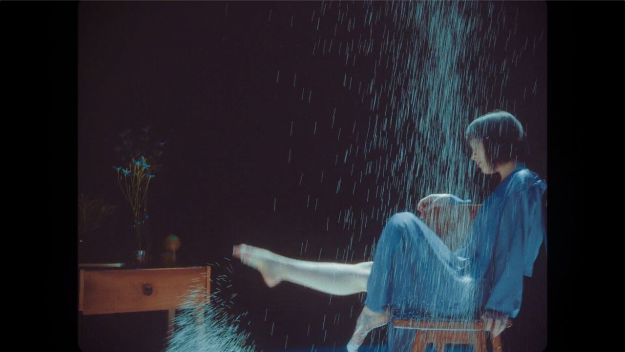 ヨルシカ「風を食む」ミュージックビデオのワンシーン。