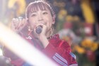 斉藤朱夏が新曲パフォーマンス、ひまわりに囲まれながら笑顔咲かせる