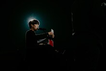 「聖徳太子スタイルフリースタイルRAP」のお題を読み上げるDJ 松永（Creepy Nuts）。（撮影：サマーエンドブルーリオ）（Retouched by HiroyaBrian）