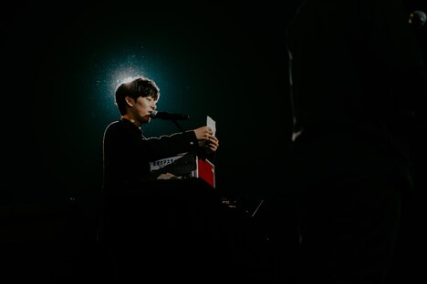 「聖徳太子スタイルフリースタイルRAP」のお題を読み上げるDJ 松永（Creepy Nuts）。（撮影：サマーエンドブルーリオ）（Retouched by HiroyaBrian）