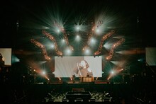 「Creepy Nuts One Man Live『かつて天才だった俺たちへ』日本武道館公演」の様子。（撮影：サマーエンドブルーリオ）（Retouched by HiroyaBrian）