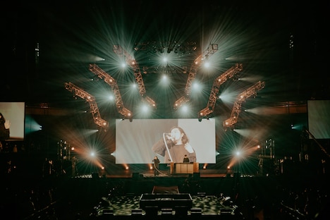 「Creepy Nuts One Man Live『かつて天才だった俺たちへ』日本武道館公演」の様子。（撮影：サマーエンドブルーリオ）（Retouched by HiroyaBrian）