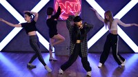 フィロソフィーのダンス「なんで？」ダンスプラクティスビデオより。