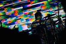 シミズヒロフミ（Dr）（撮影：伊藤惇）