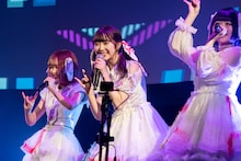 左からYUZU、EMI、KARIN。