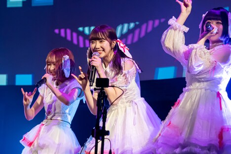 左からYUZU、EMI、KARIN。