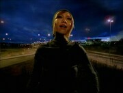 UA「数え足りない夜の足音」ミュージックビデオより。