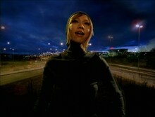 UA「数え足りない夜の足音」ミュージックビデオより。