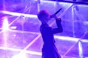 人気画像6位は「After the Rain、初の配信ライブで離れていても桜を咲かす」より、まふまふ。
