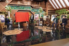 左から福山雅治、嵐。(c)日本テレビ