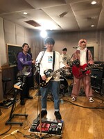 前列にミキの亜生、後列左からBLUE ENCOUNTの辻村勇太、高村佳秀、江口雄也。