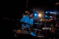 オグラユウタ（Dr, Cho）（Photo by RUI HASHIMOTO [SOUND SHOOTER]）