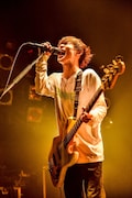 アマダシンスケ（B, Vo）（Photo by RUI HASHIMOTO [SOUND SHOOTER]）