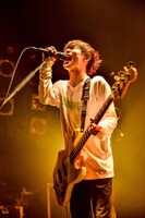 アマダシンスケ（B, Vo）（Photo by RUI HASHIMOTO [SOUND SHOOTER]）