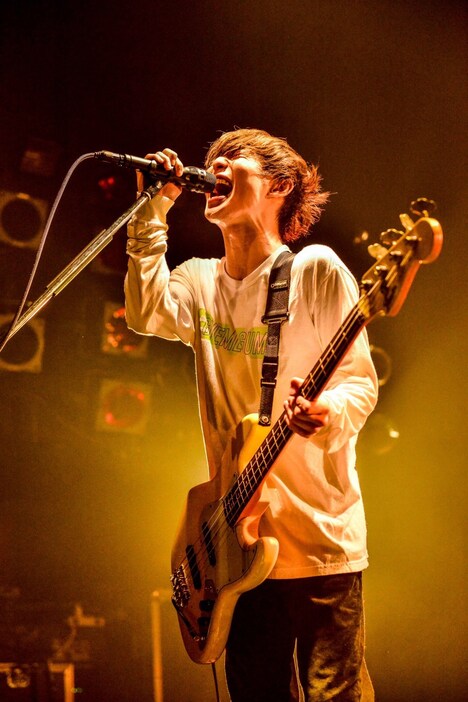 アマダシンスケ（B, Vo）（Photo by RUI HASHIMOTO [SOUND SHOOTER]）