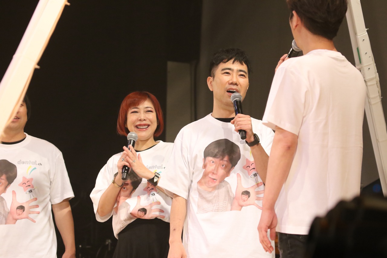 後藤輝基Tシャツを着た藤井隆たち。(c)1990, 2020 SANRIO CO., LTD.