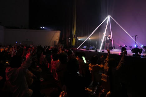 藤井隆のパフォーマンス中の様子。 (c)1990, 2020 SANRIO CO., LTD.