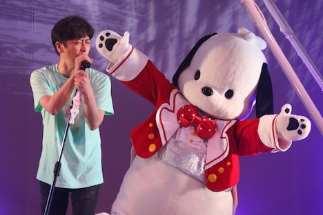 左から後藤輝基、ポチャッコ。(c)1989, 1990, 2020 SANRIO CO., LTD. / (c)1990, 2020 SANRIO CO., LTD.