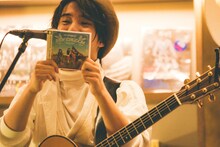 the peggiesのアルバムをオススメする田中雅功。（撮影：鈴木友莉）