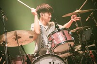 サポートメンバーの伊藤大地（Dr）。（撮影：森好弘）