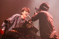 配信のカメラにアピールする金澤ダイスケ（Key）。（撮影：森好弘）