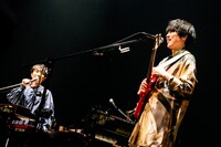 左から金澤ダイスケ（Key）、山内総一郎（Vo, G）。（撮影：森好弘）