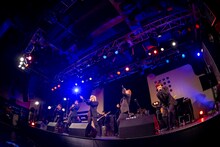 CUBERS「夏の“踊らないワンマン2020”～豪華なフルバンド編成！生演奏でお届けします～」の様子。