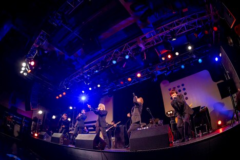 CUBERS「夏の“踊らないワンマン2020”~豪華なフルバンド編成!生演奏でお届けします~」の様子。