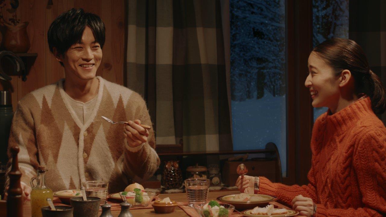ハウス「北海道シチュー」新CM「幸せを北海道から・似たもの夫婦」編より。